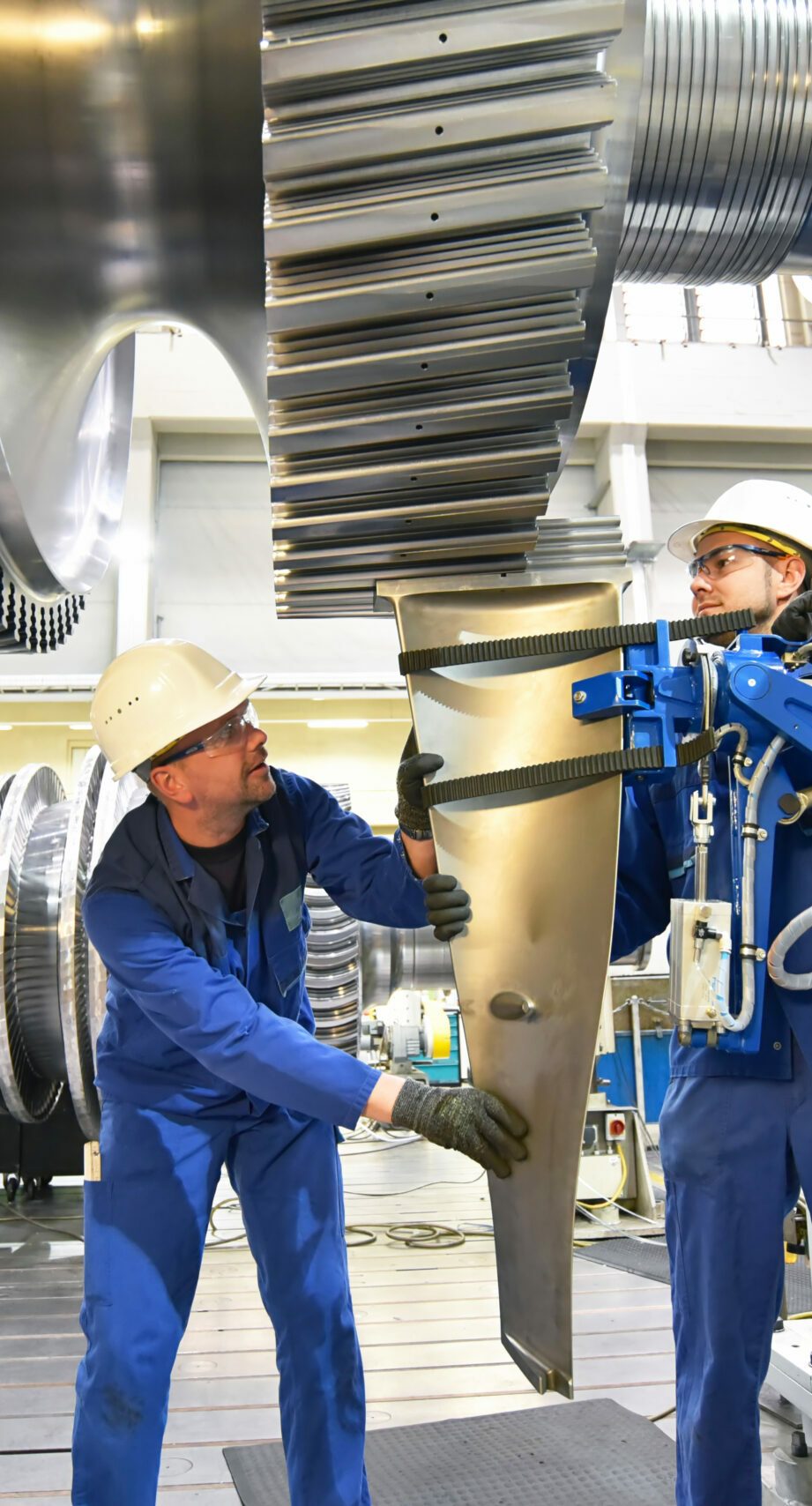 Techniker im Maschinenbau montieren eine Gasturbine  für die Energiewirtschaft // Technician in mechanical engineering assemble a gas turbine for the power industry
